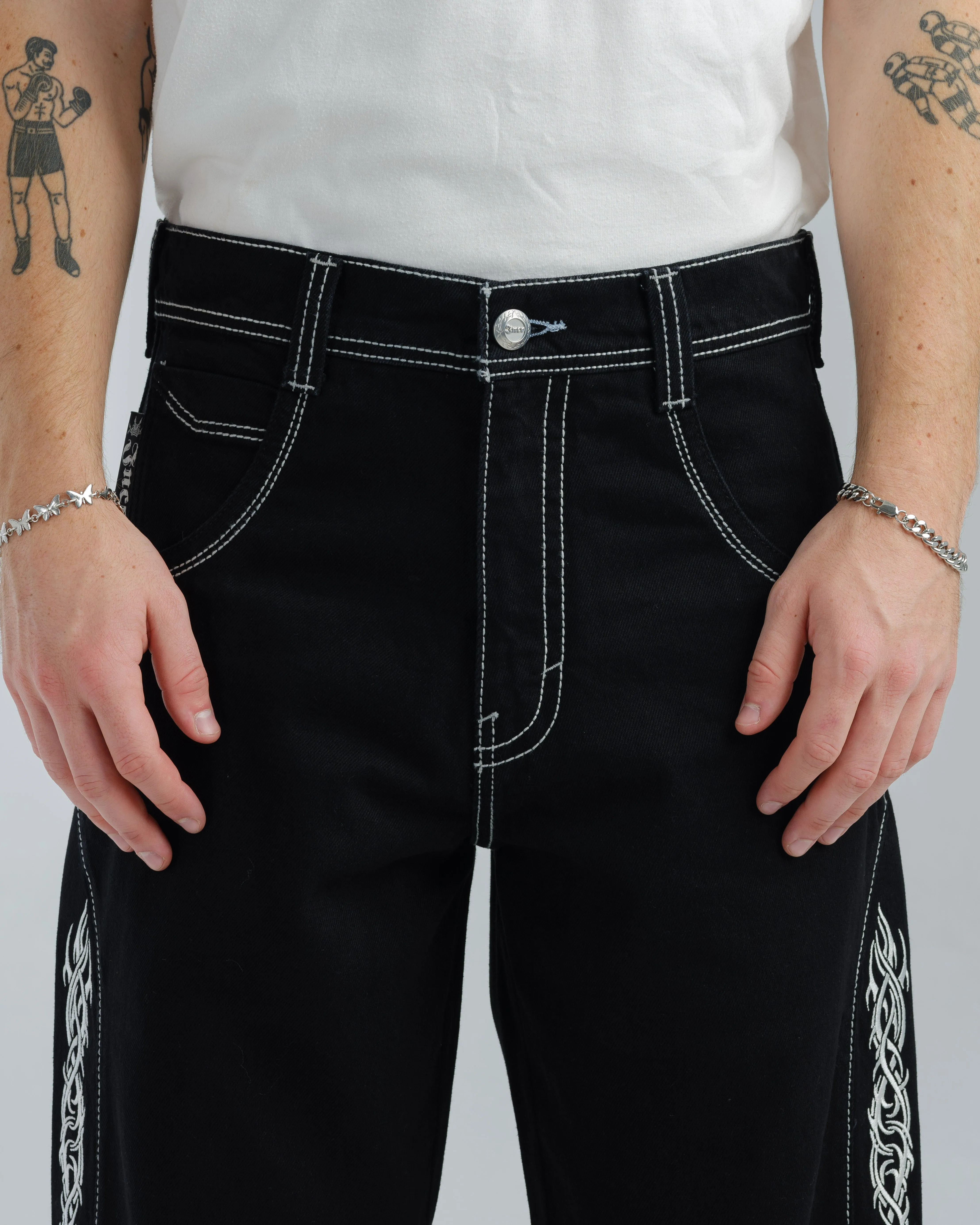 Majestik. 23". Jet Black.