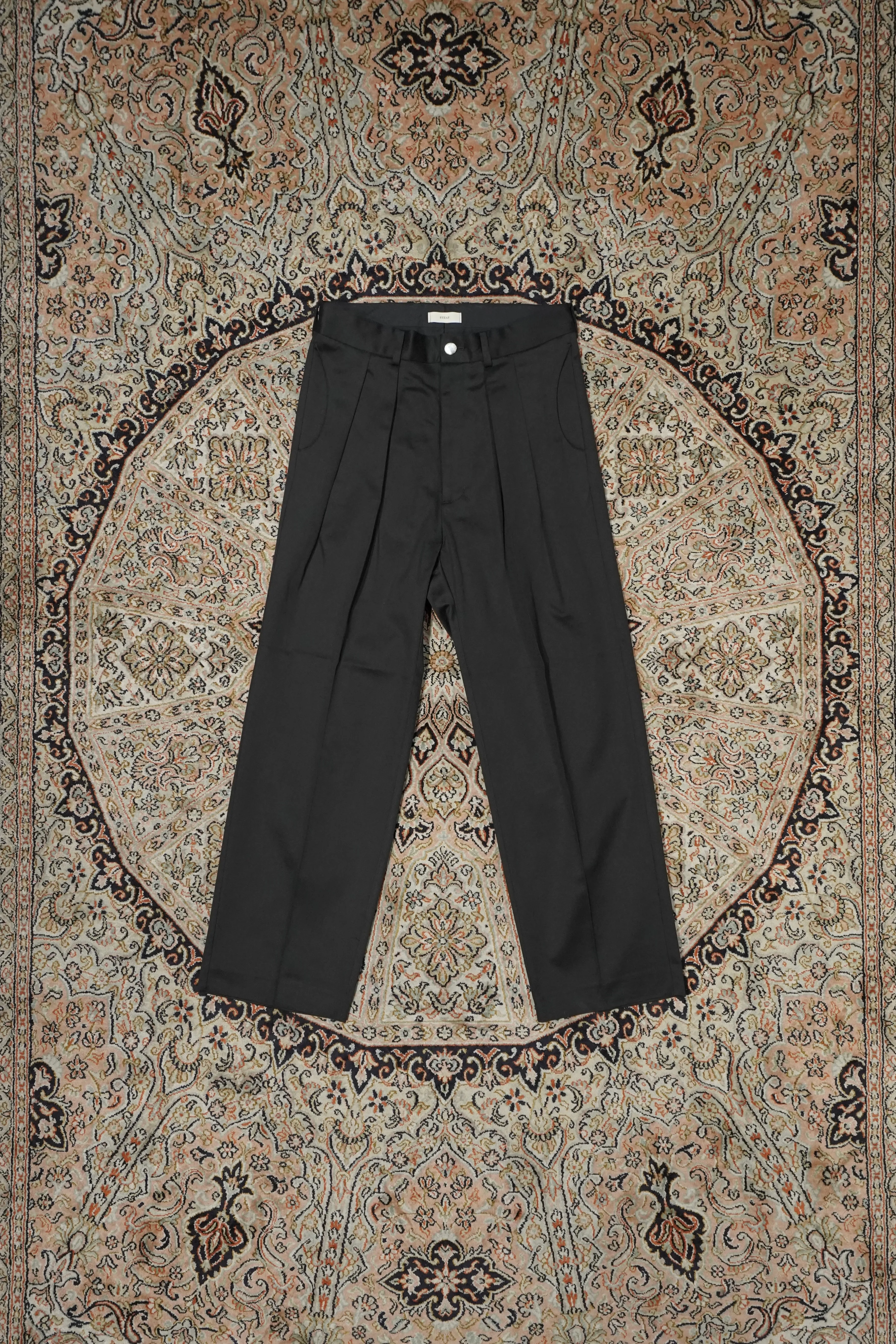 STEAF FIELD TWO TUCK PANTS (LAMP BLACK)