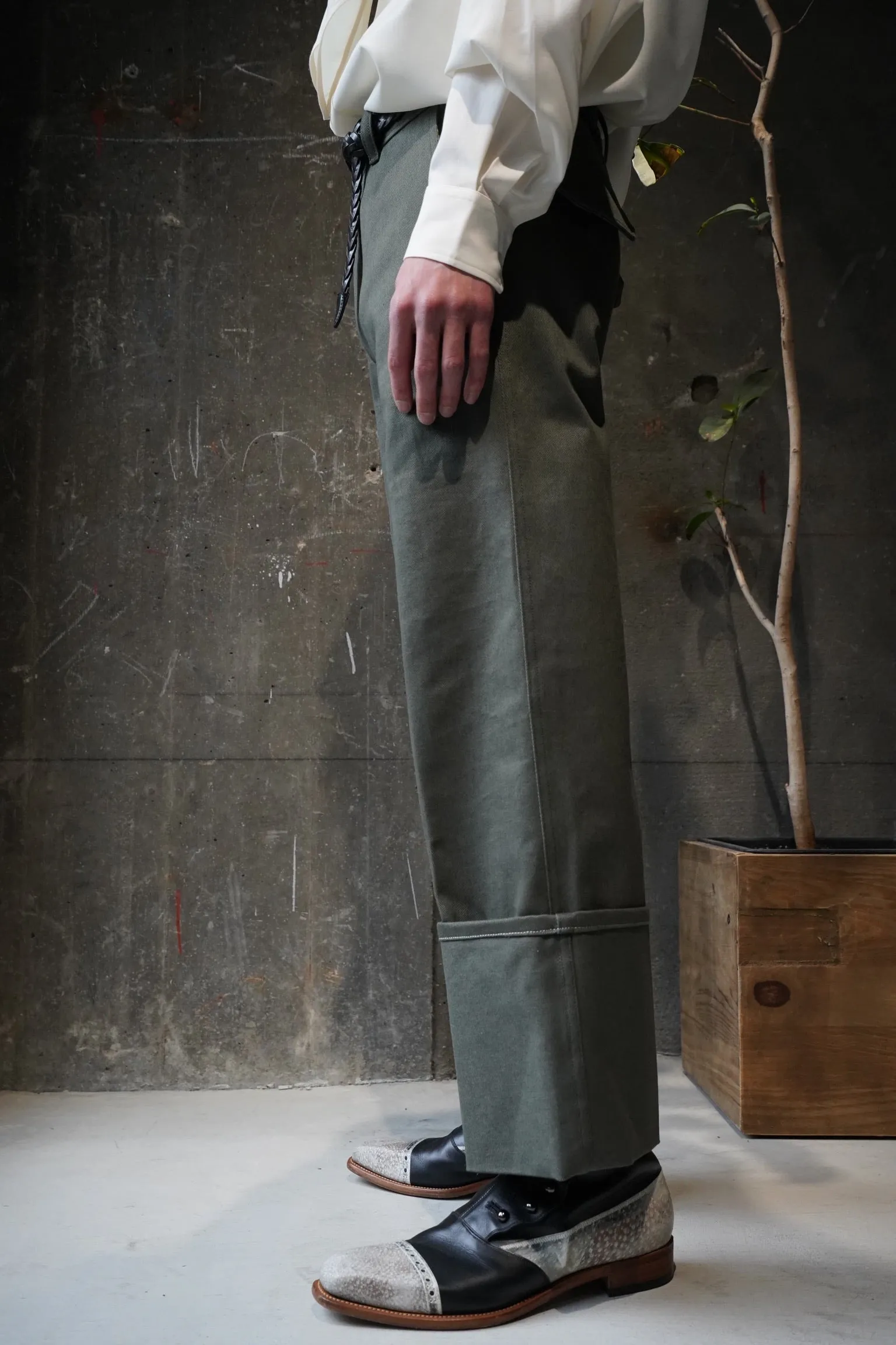UNIFORME HIGH HEMS CONTRASTED TROUSERS(KHAKI)