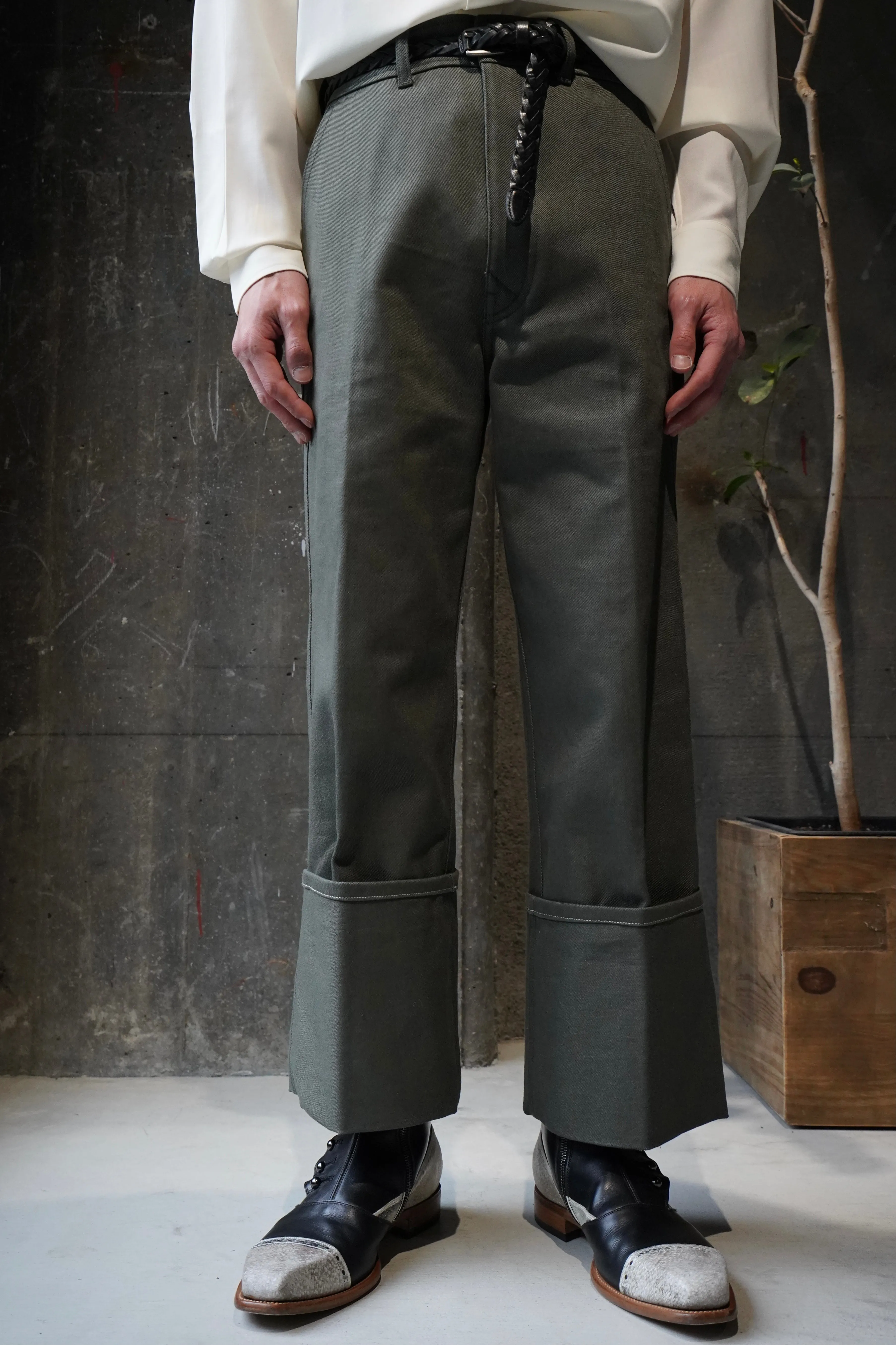 UNIFORME HIGH HEMS CONTRASTED TROUSERS(KHAKI)