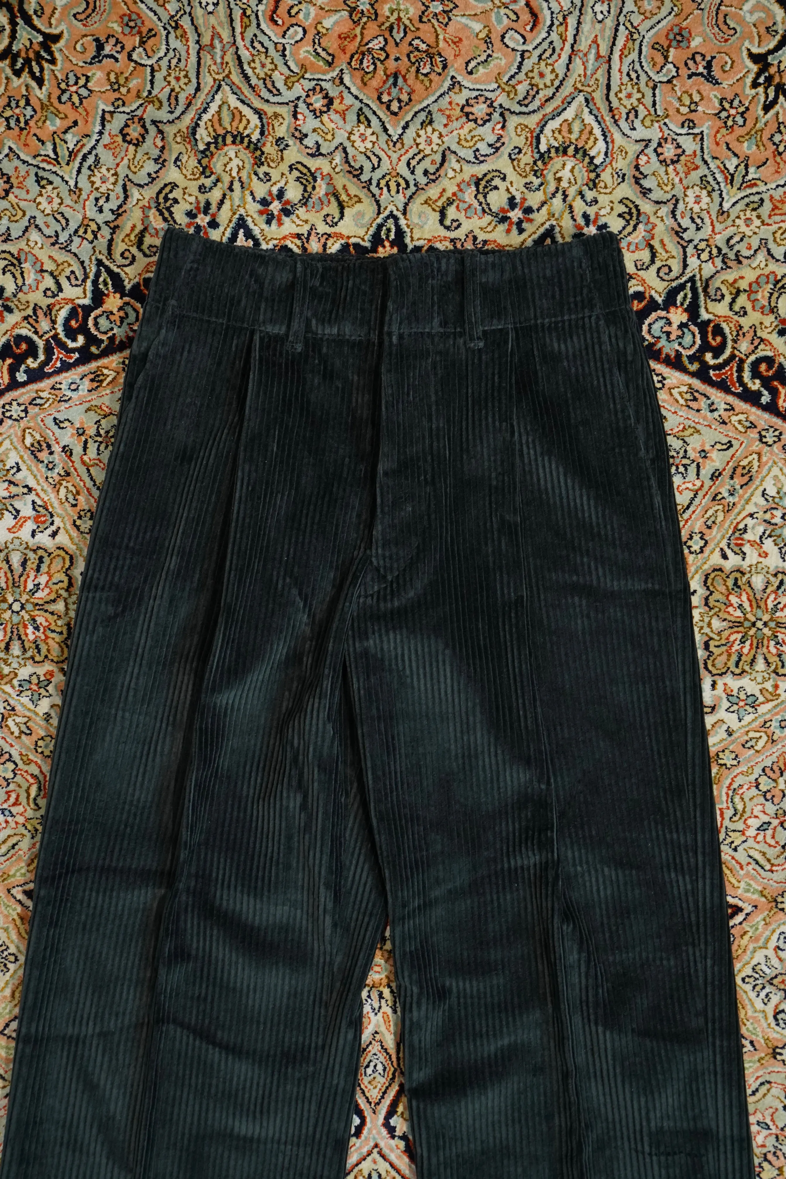 UNIFORME WIDE PLEATED CORDUROY TROUSERS (DEEP GREEN)